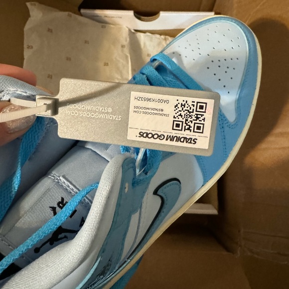 Rare - New in box women’s Air Jordan one mid in ice blue in size 8 - Picture 3 of 6